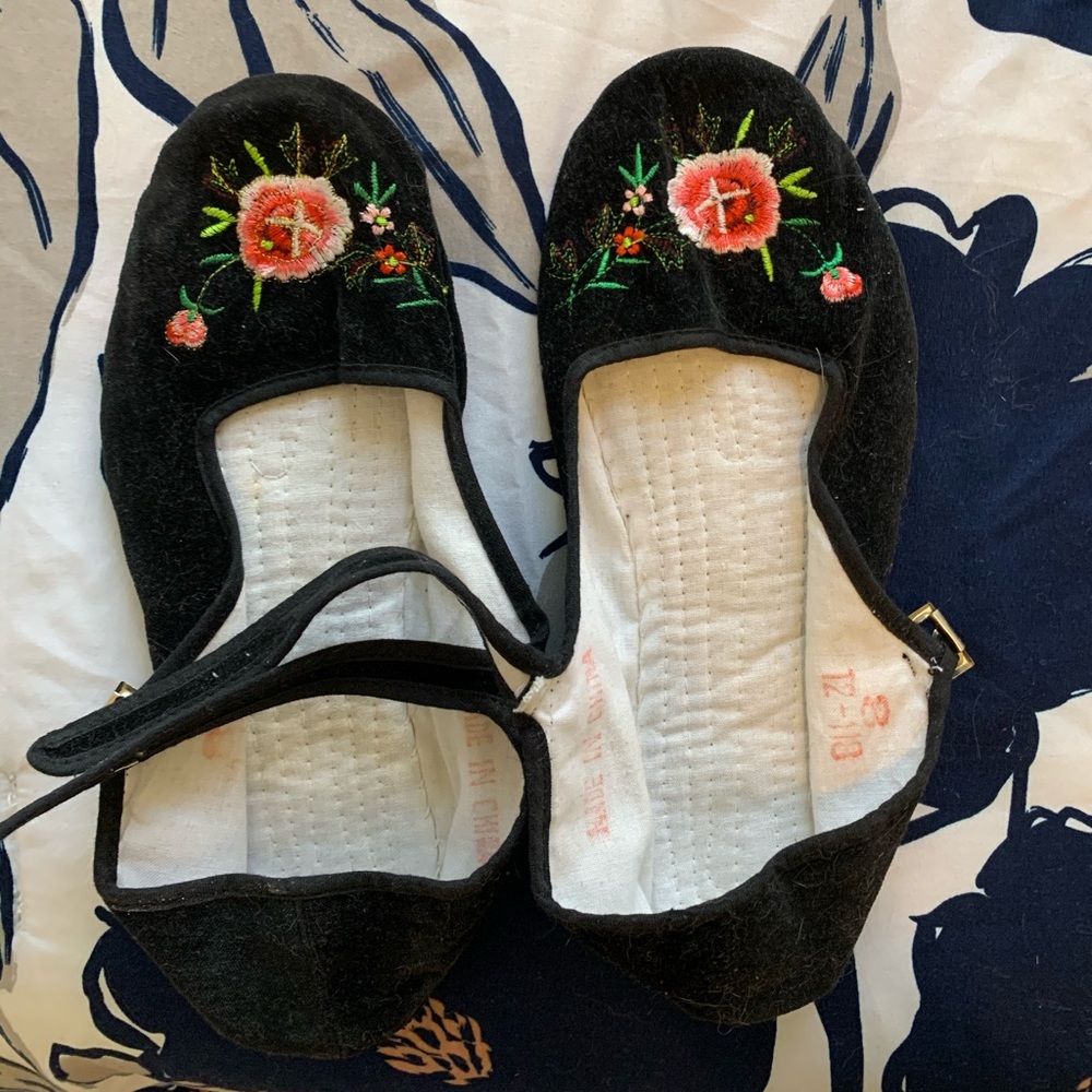 Black velvet, floral embroidered flats